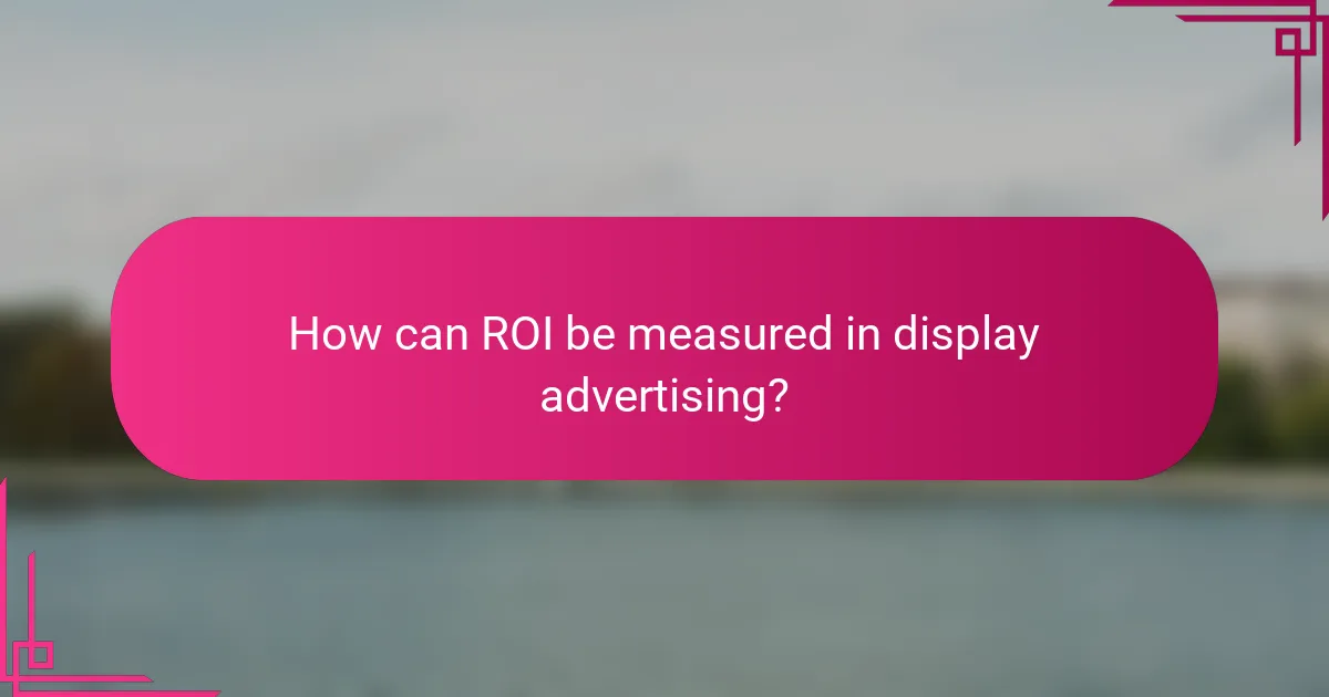 How can ROI be measured in display advertising?